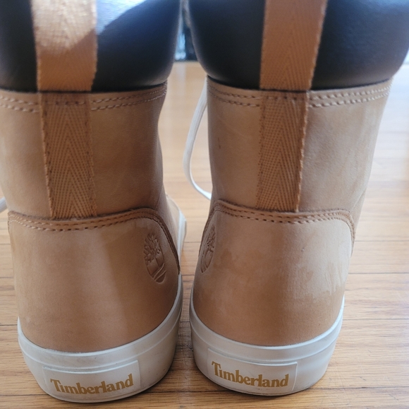 Women Timberlands. Size 7. Tan and Brown. Used-Great condition. Worn only a 3x. - Picture 3 of 5